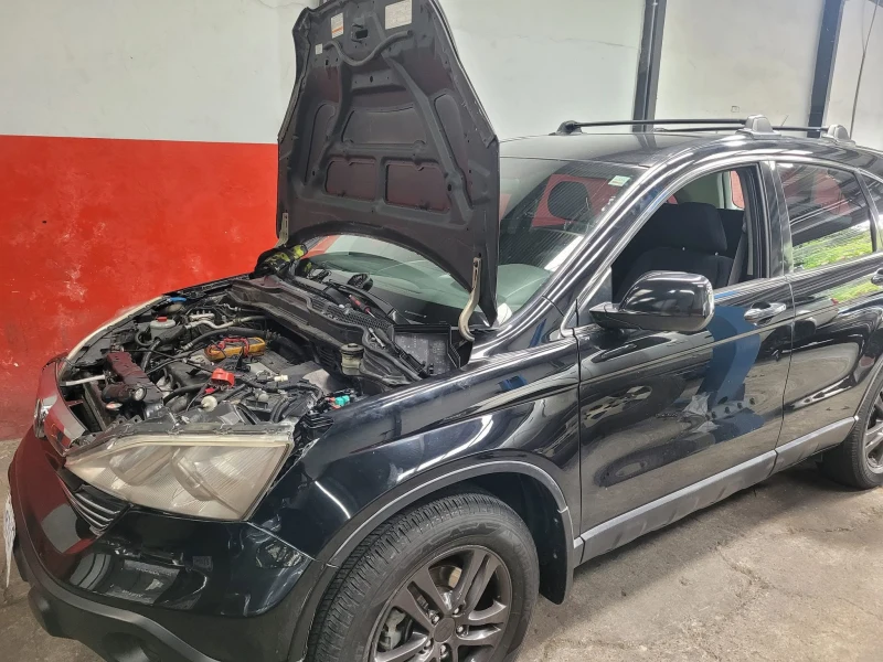 Mecanica general: Honda CR-V con el capo abierto en el taller